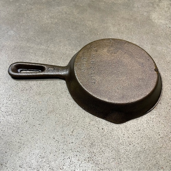 Vintage Cast Iron Skillet Pan Pouring Spouts Made In Taiwan - Picture 5 of 7